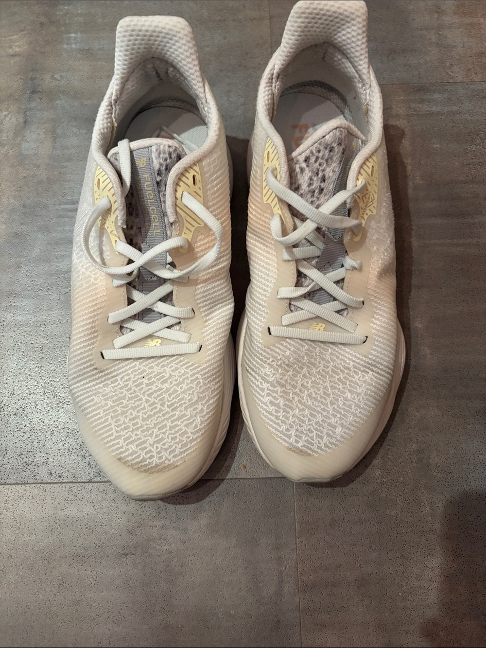 New Balance women’s 10 wide Cream and white Knit Lace-Up Sneakers